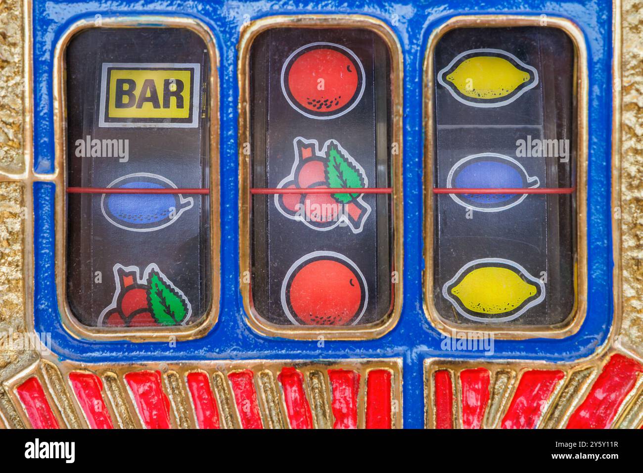 Primo piano di una slot machine d'epoca colorata Foto Stock