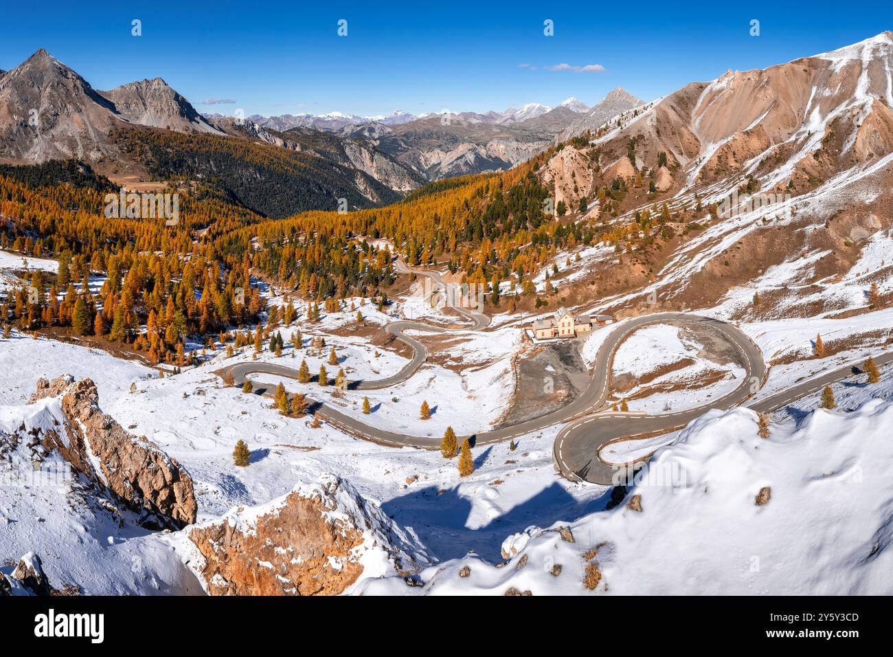 Izoard Pass (col d'Izoard), la strada panoramica D902 e il rifugio Napoleone in autunno con neve. Parco Naturale Regionale del Queyras, Alte Alpi, Alpi, Francia Foto Stock