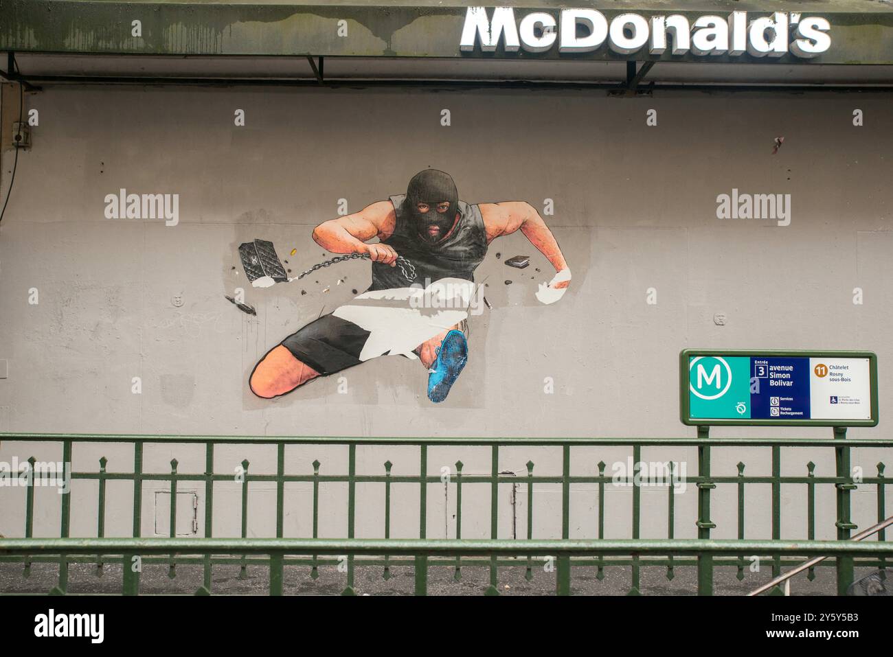 Parigi, Francia. 23 settembre 2024. Artista di strada francese, Brusk espone le sue opere d'arte ispirate ai Giochi Olimpici di Parigi del 2024 a Parigi, Francia, il 23 settembre 2024. Foto di Denis Prezat/ABACAPRESS. COM credito: Abaca Press/Alamy Live News Foto Stock