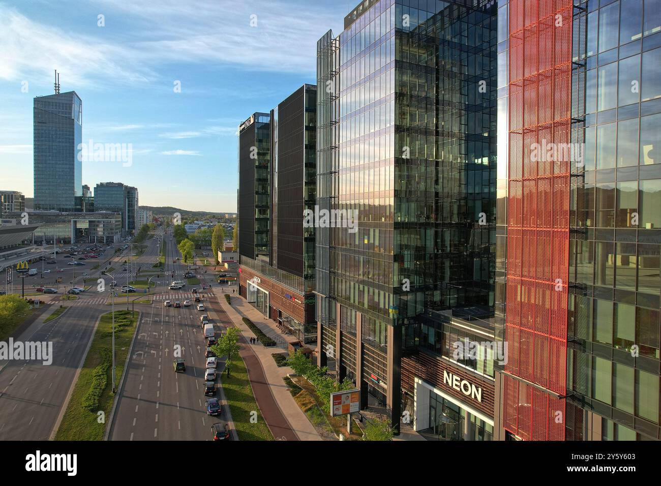 Vista aerea del quartiere commerciale Oliwa di Gdańsk, architettura moderna di edifici in vetro alla luce del giorno con strade trafficate, catturati dal drone Foto Stock