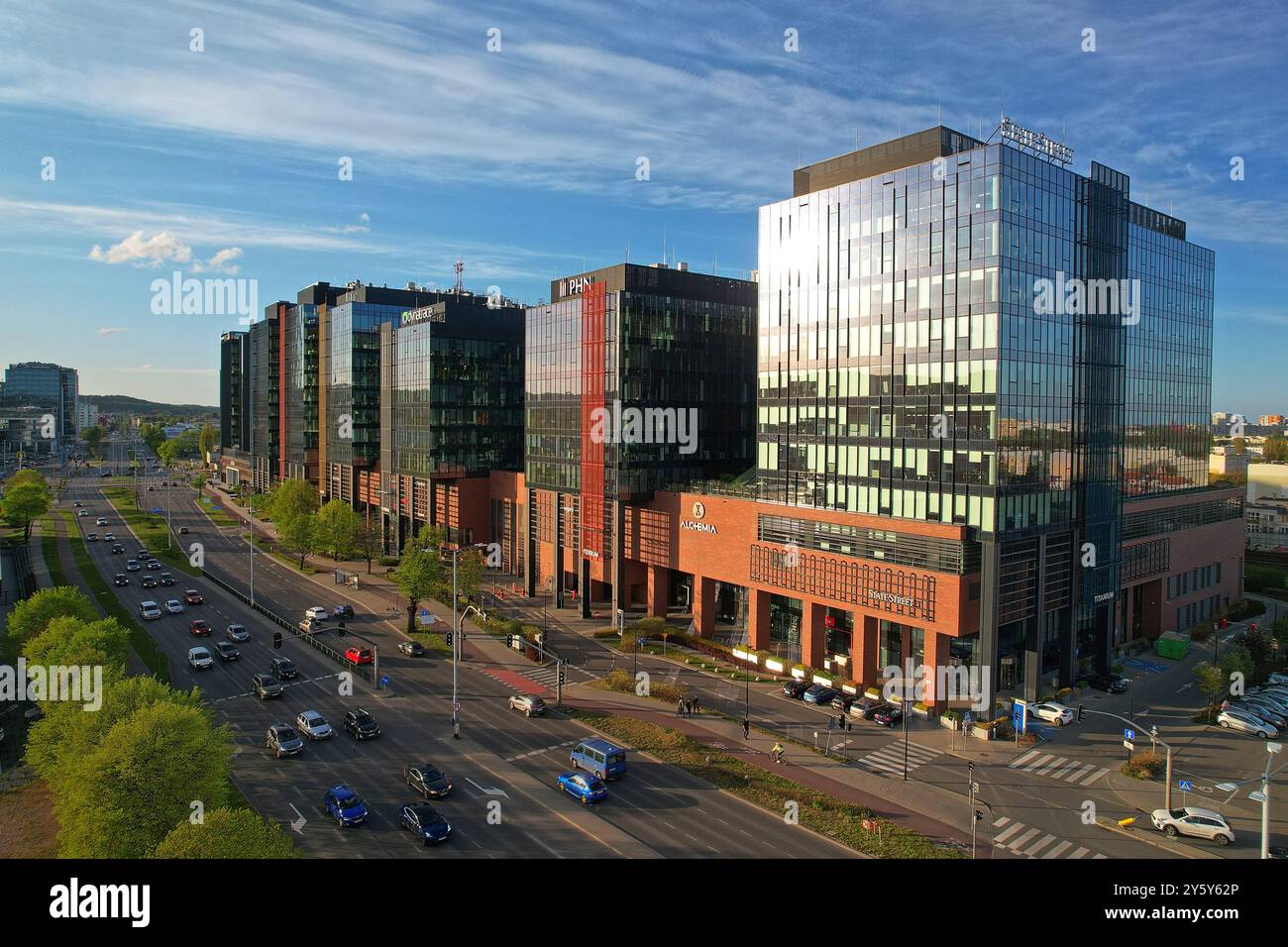 Vista aerea del quartiere commerciale Oliwa di Gdańsk, architettura moderna di edifici in vetro alla luce del giorno con strade trafficate, catturati dal drone Foto Stock