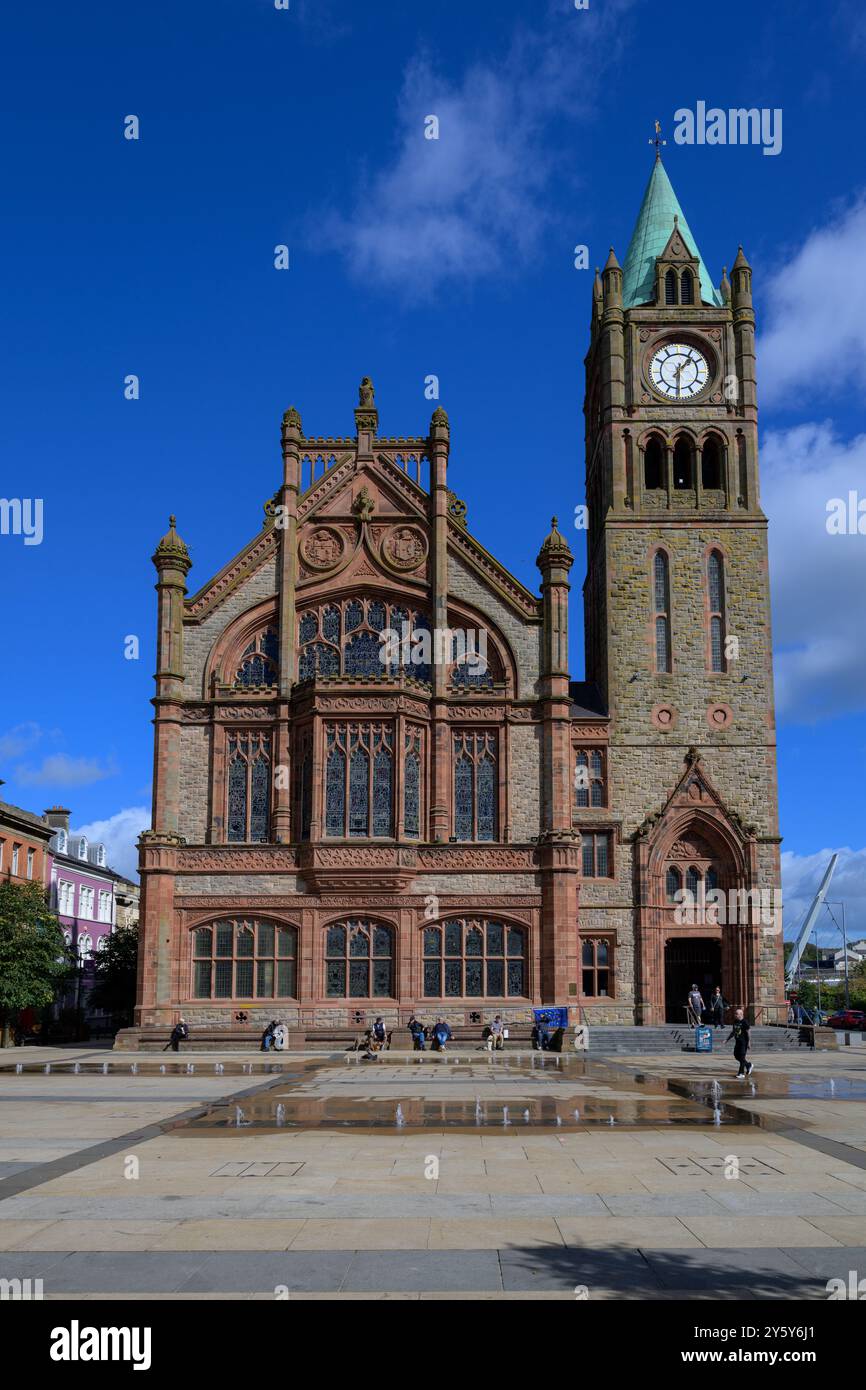 Vista della Derry Guildhall vicino alle mura della città Foto Stock