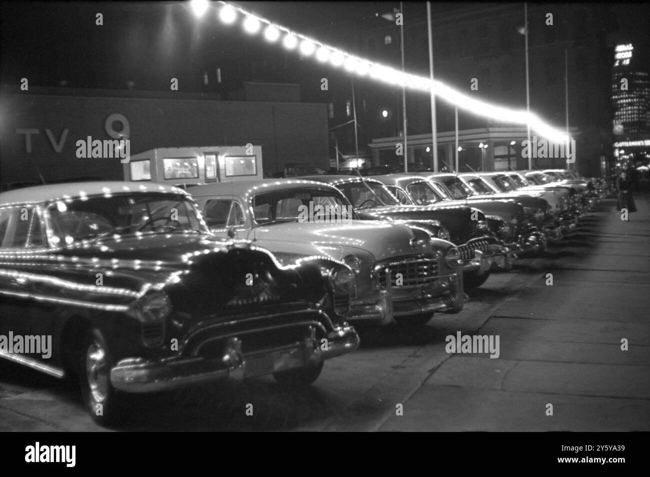 Una concessionaria di auto a New York vicino agli studi WWOR-TV C. 1952. Foto Stock