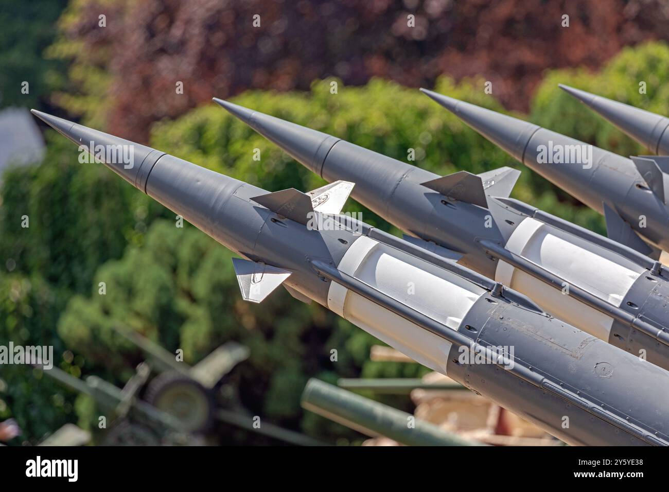 Sistema di difesa aerea Multi Rockets Missile Launcher di fronte al Museo militare di Belgrado in Serbia Foto Stock