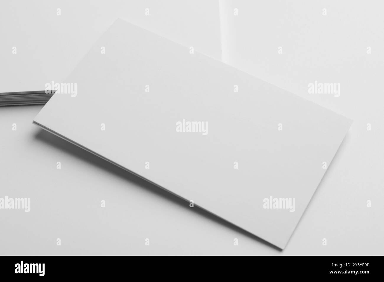 Biglietti da visita vuoti su sfondo grigio chiaro. Mockup per il design Foto Stock