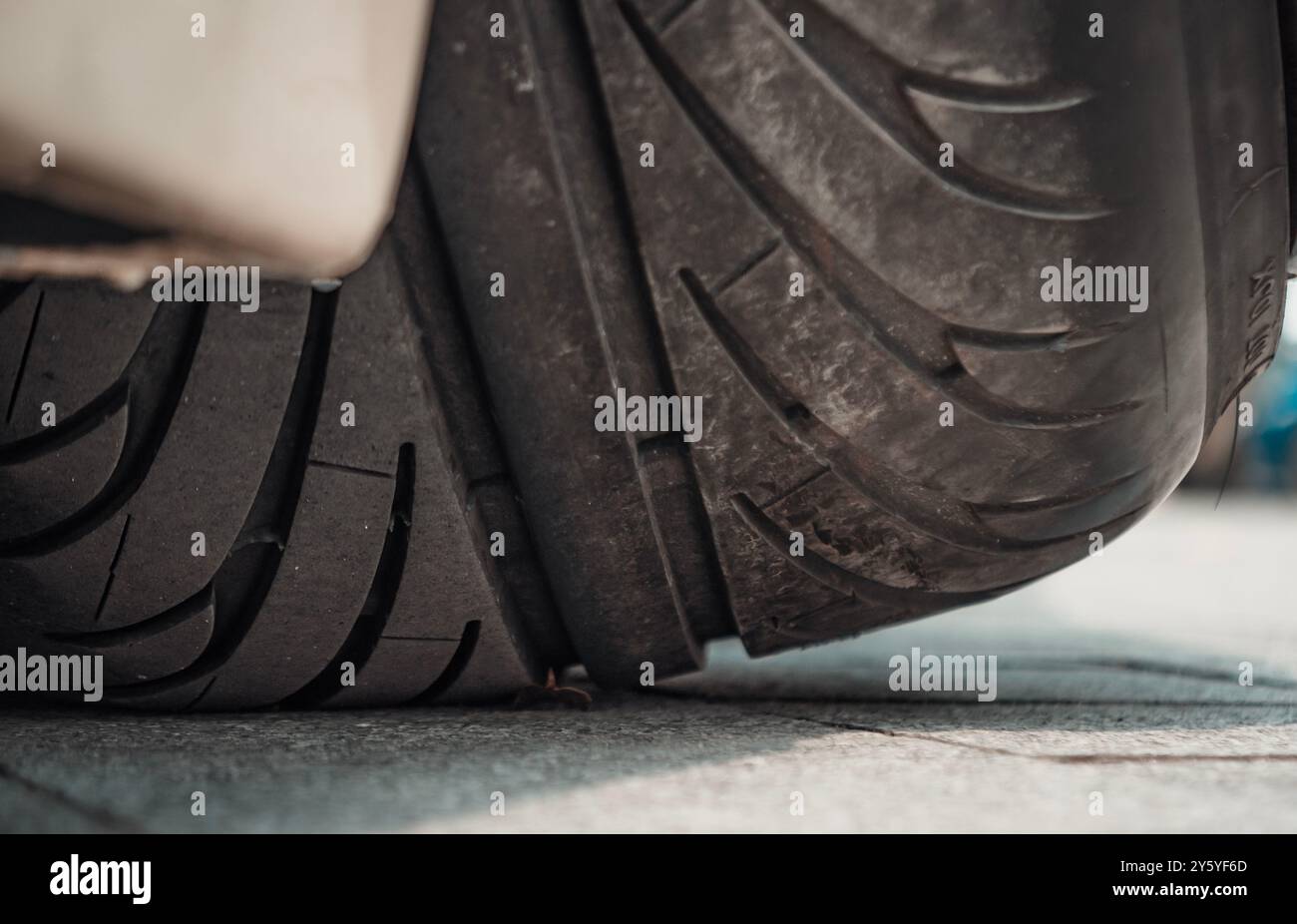 Pneumatico a basso profilo su un'auto modificata parcheggiata in occasione di un evento cittadino che mostra la cultura automobilistica durante il giorno Foto Stock