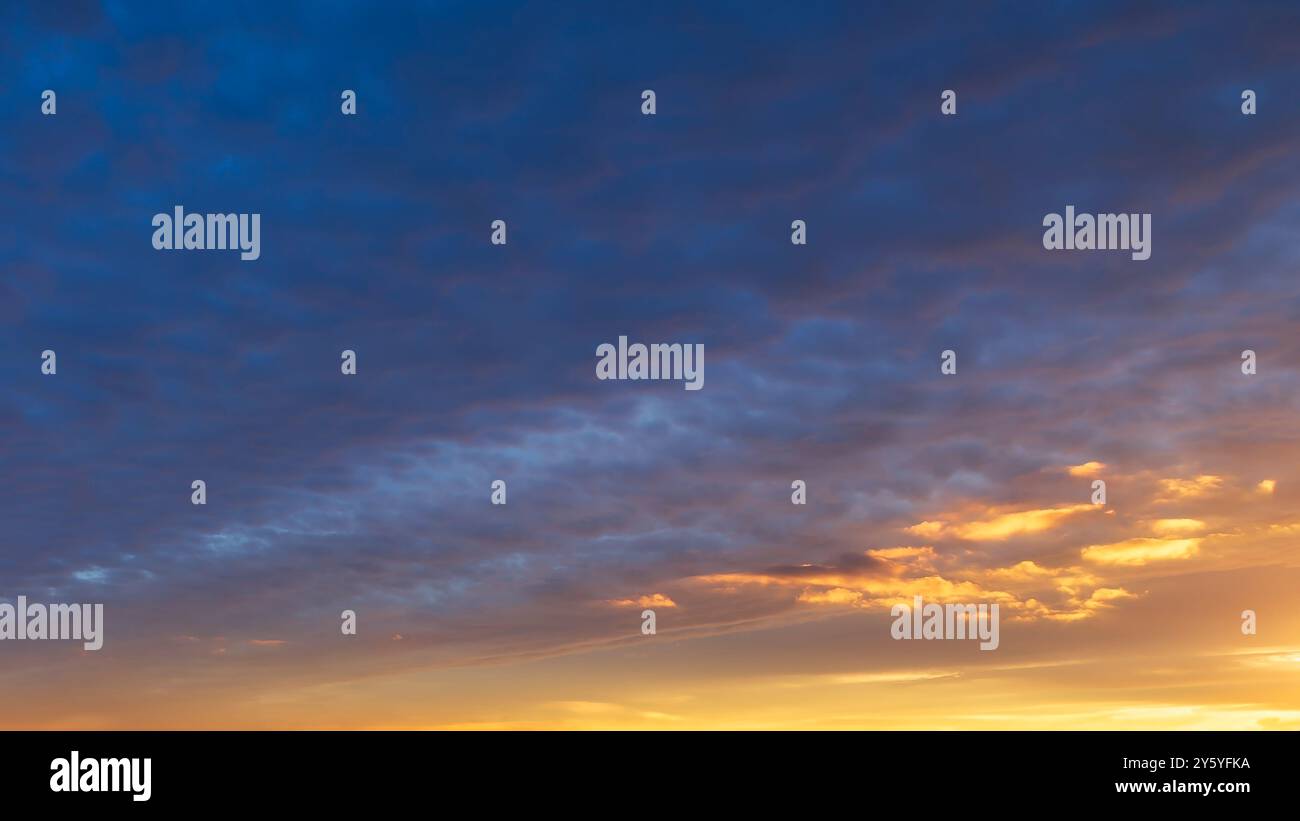 Un vero cielo splendente al tramonto con la sovrapposizione di sfondo. Nuvole rosse, arancioni e viola. Fotografia ad alta risoluzione perfetta per i passeggeri che sostituiscono il cielo Foto Stock