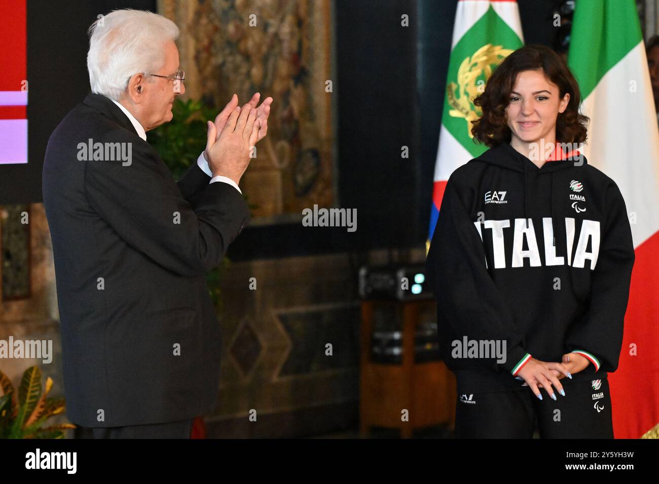 Roma, Italia. 23 settembre 2024. Sergio Mattarella e Ambra Sabatini durante la cerimonia di ritorno della bandiera degli atleti italiani di ritorno dai Giochi Olimpici e Paralimpici di Parigi 2024 al Quirinale il 23 settembre 2024 a Roma. Credito: Live Media Publishing Group/Alamy Live News Foto Stock