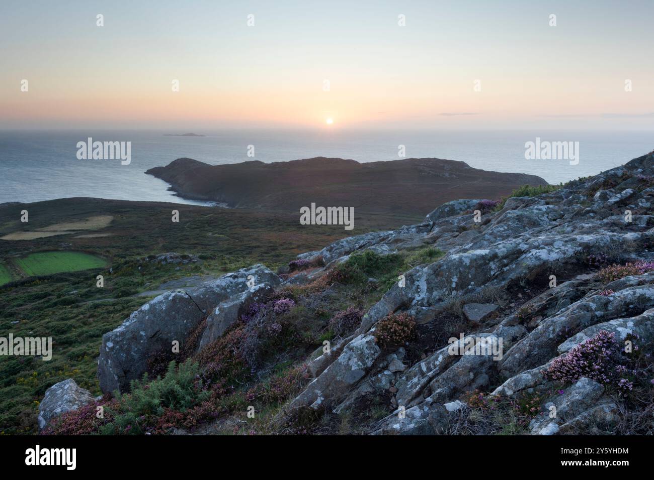 St. Davids Head at Sunset. Pembrokeshire Coast National Park. Galles, Regno Unito. Foto Stock