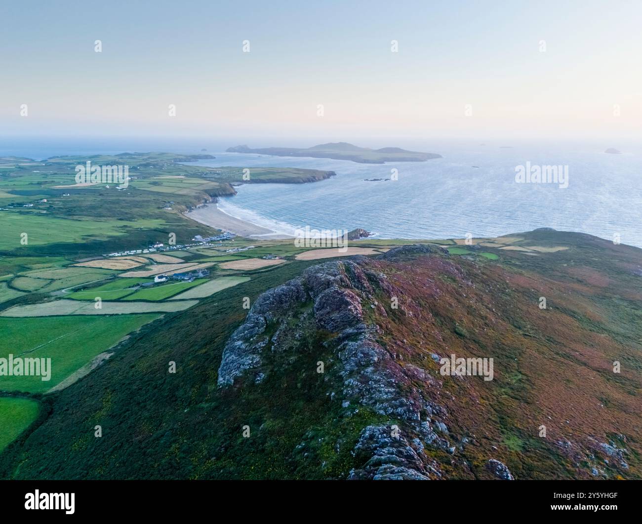 Carn Llidi, Whitesands Bay e Ramsey Island. Pembrokeshire Coast National Park. Galles, Regno Unito. Foto Stock