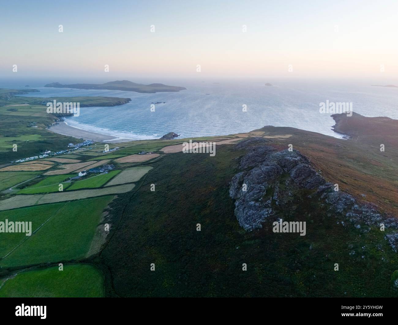 Carn Llidi, Whitesands Bay e Ramsey Island, aerea. Pembrokeshire Coast National Park. Galles, Regno Unito. Foto Stock