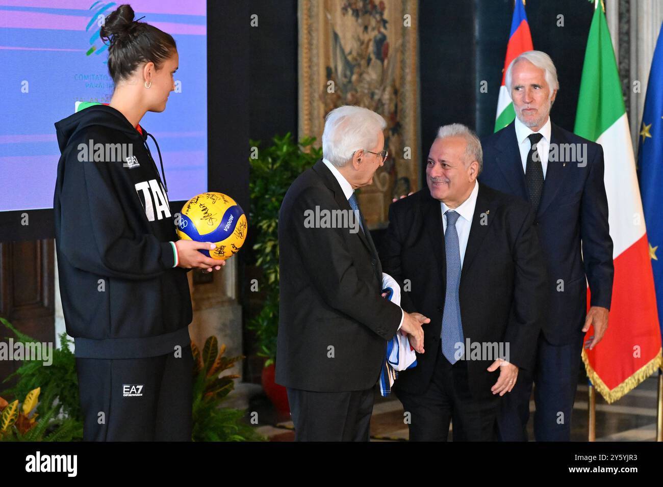 News - la cerimonia di ritorno della bandiera degli atleti italiani di ritorno dalla Parigi 2024 Anna danesi, Sergio Mattarella, Giuseppe Manfredi e Giovanni Malago durante la cerimonia di ritorno della bandiera degli atleti italiani di ritorno dai Giochi Olimpici e Paralimpici di Parigi 2024 al Quirinale il 23 settembre 2024 a Roma, Italia. Roma Palazzo del Quirinale Italia Copyright: XDomenicoxCippitellix/xLiveMediax LPN 1535425 Foto Stock