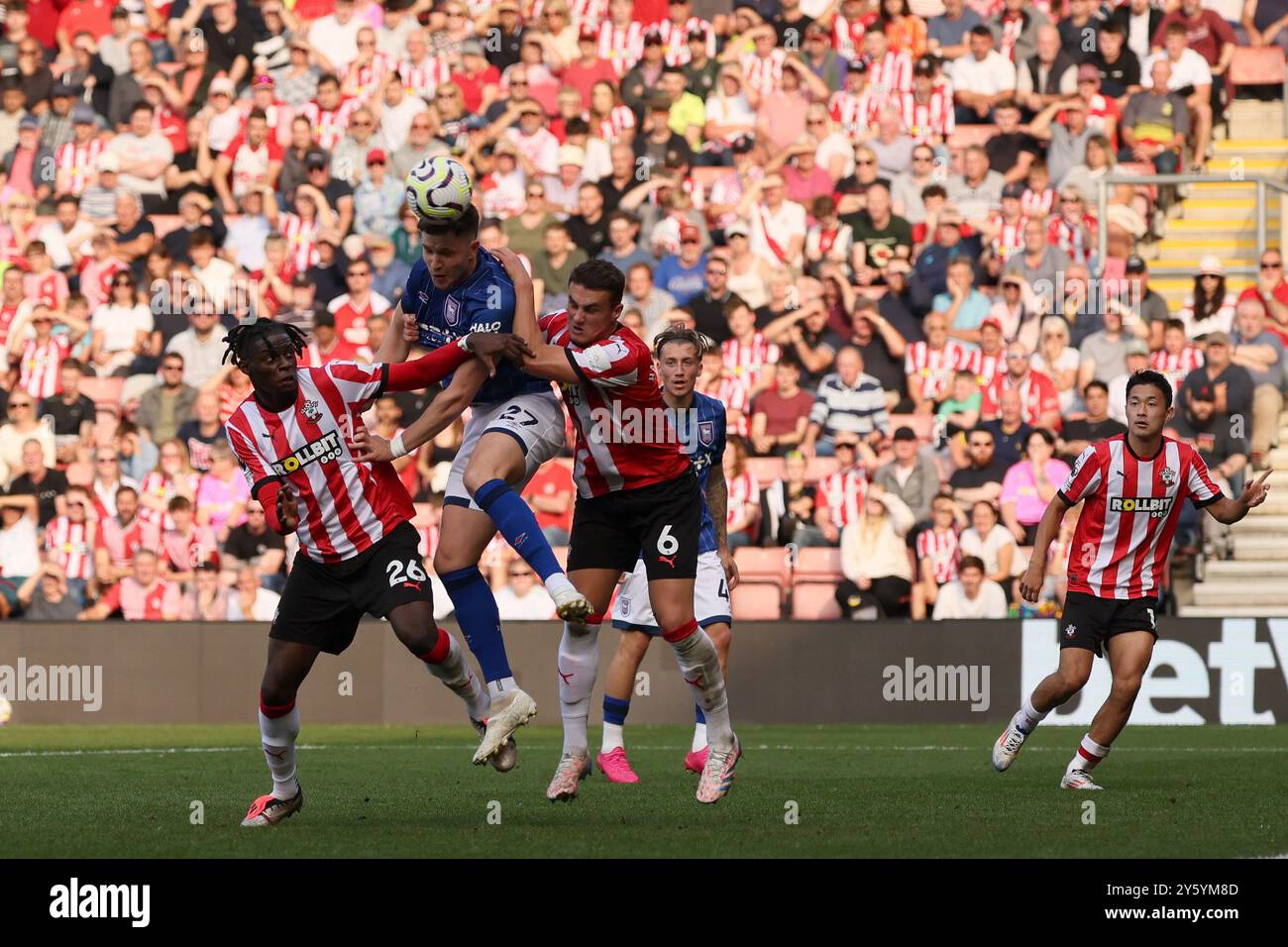 George Hirst di Ipswich Town in azione con Lesley Ugochukwu di Southampton e Taylor Harwood-Bellis di Southampton - Southampton V Ipswich Town, Premier League, St Mary's Stadium, Southampton, Regno Unito - 21 settembre 2024 solo uso editoriale - si applicano restrizioni DataCo Foto Stock