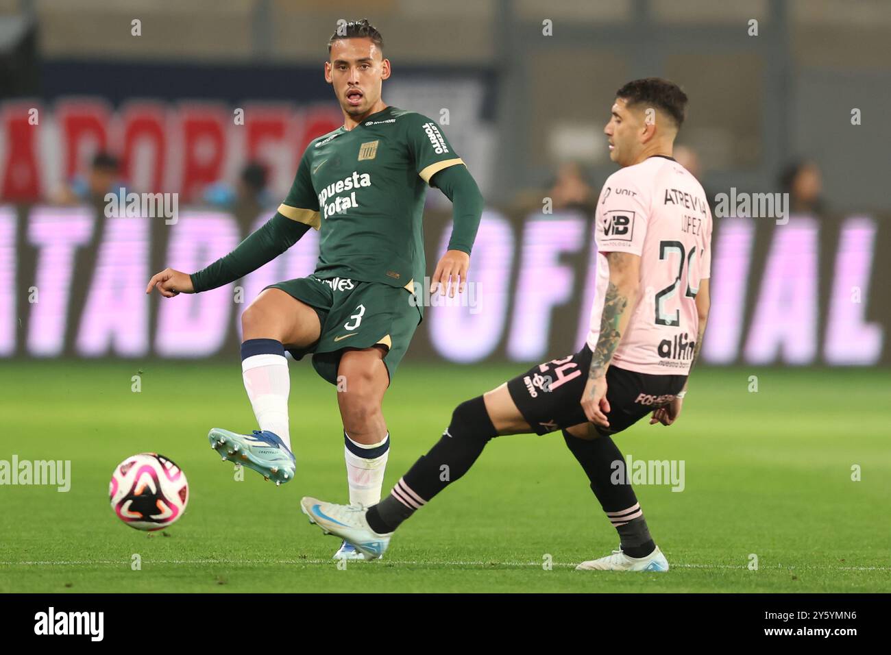 Lima, Perù. 21 settembre 2024. Erick Noriega dell'Alianza Lima durante la partita di Liga 1 tra Sport Boys e Alianza Lima ha giocato allo Stadio Miguel Grau de Callao il 21 settembre 2023 a Lima, in Perù. (Foto di Miguel Marrufo/PRESSINPHOTO) credito: PRESSINPHOTO SPORTS AGENCY/Alamy Live News Foto Stock