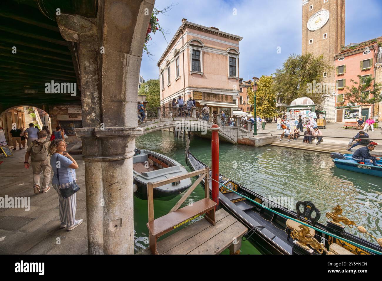 16 settembre 2024 - Venezia, Italia: Gente in piazza campo Santi Apostoli e Ponte dei Santi Apostoli Foto Stock
