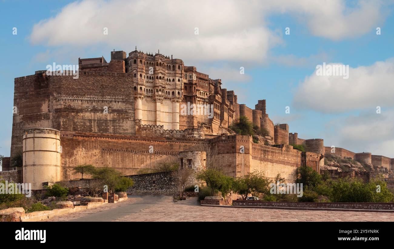 Il magnifico forte Mehrangarh di Jodhpur, Rajasthan, India, è una massiccia struttura in pietra arenaria. È un sito patrimonio dell'umanità dell'UNESCO, Foto Stock