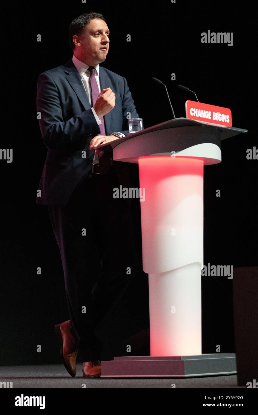 Liverpool, Regno Unito. 23 settembre 2024. Anas Sarwar leader del Partito Laburista scozzese, membro del Parlamento scozzese (MSP) per la regione di Glasgow , membro del Parlamento (MP) per Glasgow Central, interviene alla conferenza sul lavoro. Foto: Garyroberts/worldwidefeatures.com credito: GaryRobertsphotography/Alamy Live News Foto Stock