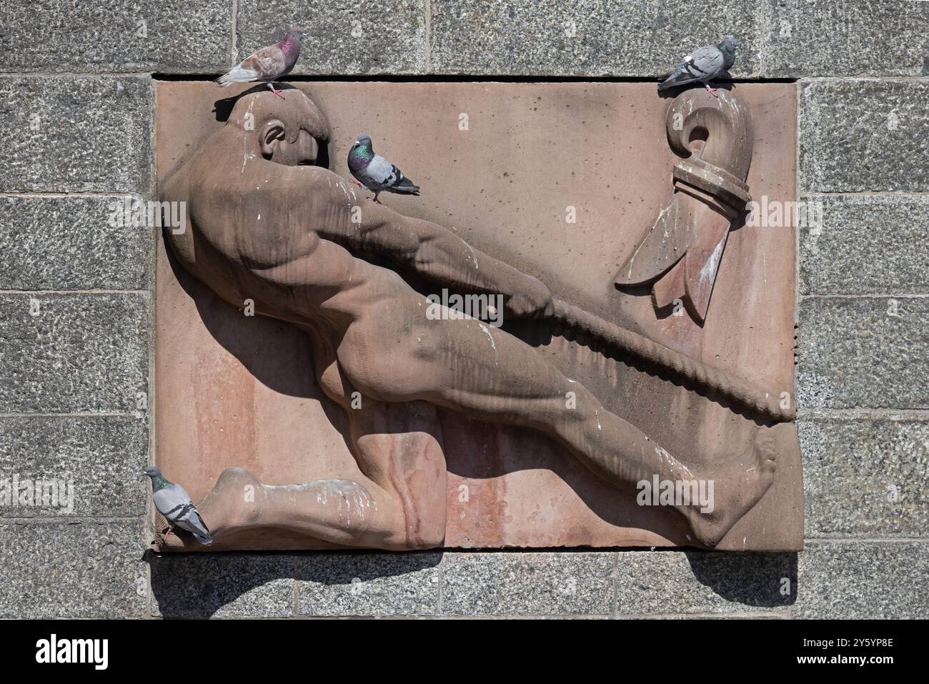 Feral Pigeon (Columba livia) arroccato su scultura a Basilea Svizzera agosto 2024 Foto Stock