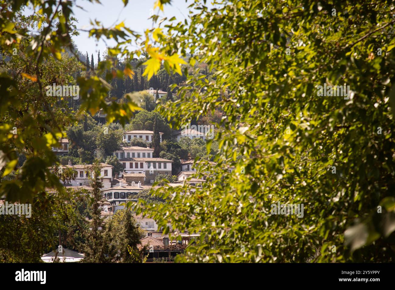 Agosto 2024 - Istanbul: Villaggio di Sirince vicino Efeso, con tipica casa ottomana e alberi intorno Foto Stock