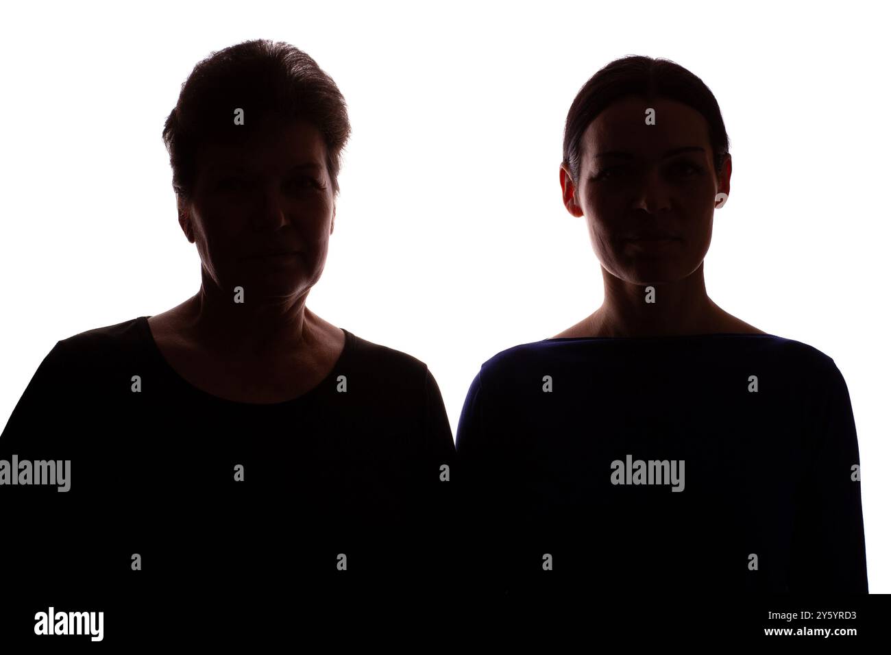 Silhouette scura di una donna anziana, una pensionata accanto a una giovane donna, una madre e una figlia - isolare, sfondo bianco Foto Stock