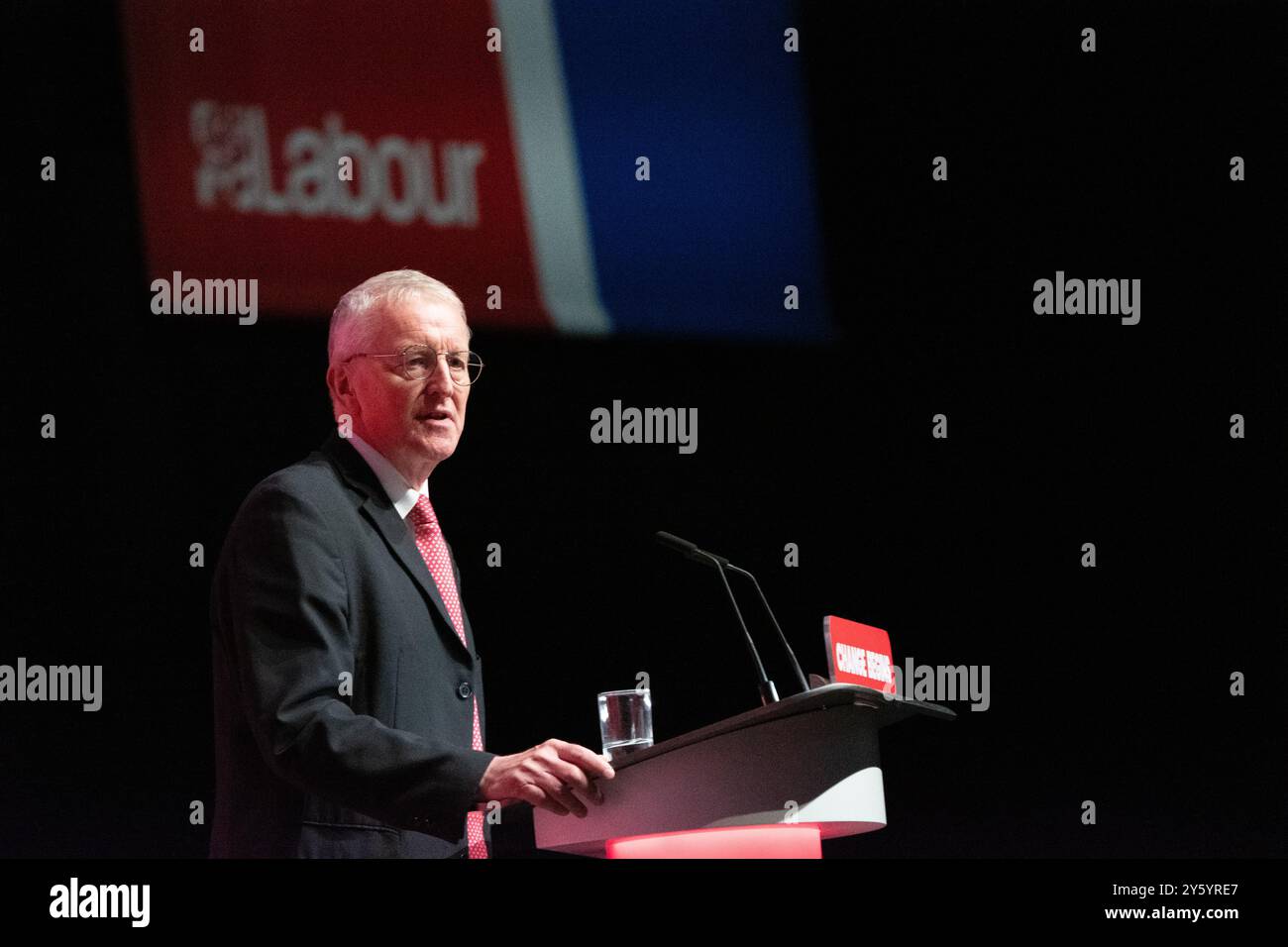 Liverpool, Regno Unito. 23 settembre 2024. Hilary Benn Segretario di Stato per l'Irlanda del Nord membro del Parlamento (MP) per Leeds South. Discorso alla conferenza del lavoro di Liverpool. Foto: Garyroberts/worldwidefeatures.com credito: GaryRobertsphotography/Alamy Live News Foto Stock