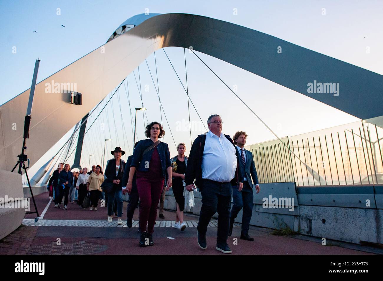 Nijmegen, Paesi Bassi. 21 settembre 2024. Il sindaco di Nijmegen, Hubert Bruls, guida la marcia al tramonto. Quest'anno, 80 anni dopo l'operazione Market Garden, durante la marcia del tramonto, che si tiene dal 2014, come tributo ai soldati alleati che hanno combattuto per la libertà dei Paesi Bassi. La marcia fece attraversare il ponte di Oversteek per onorare gli eroi della seconda guerra mondiale. Credito: SOPA Images Limited/Alamy Live News Foto Stock