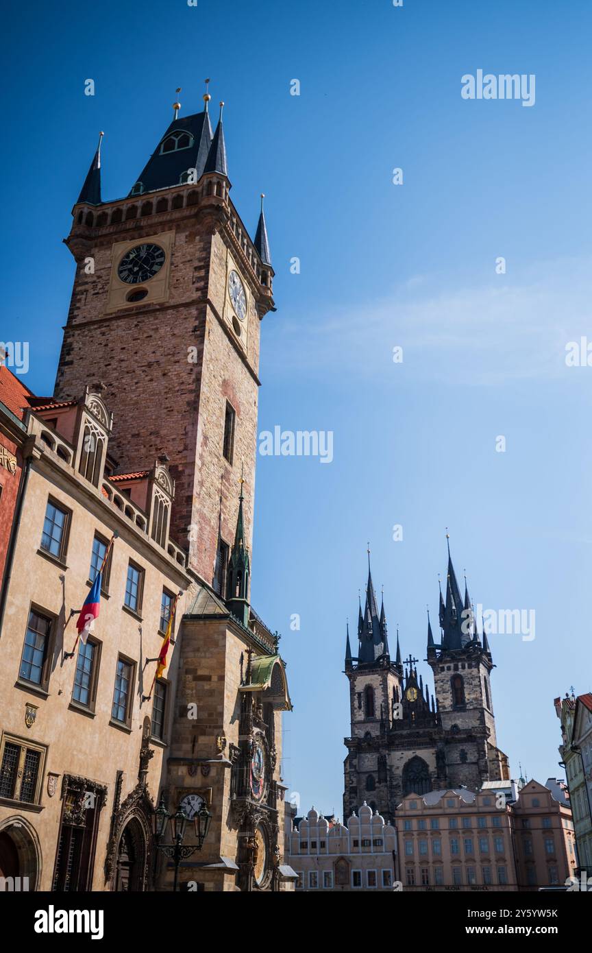 Torre astronomica e Chiesa Tyn a Praga Foto Stock