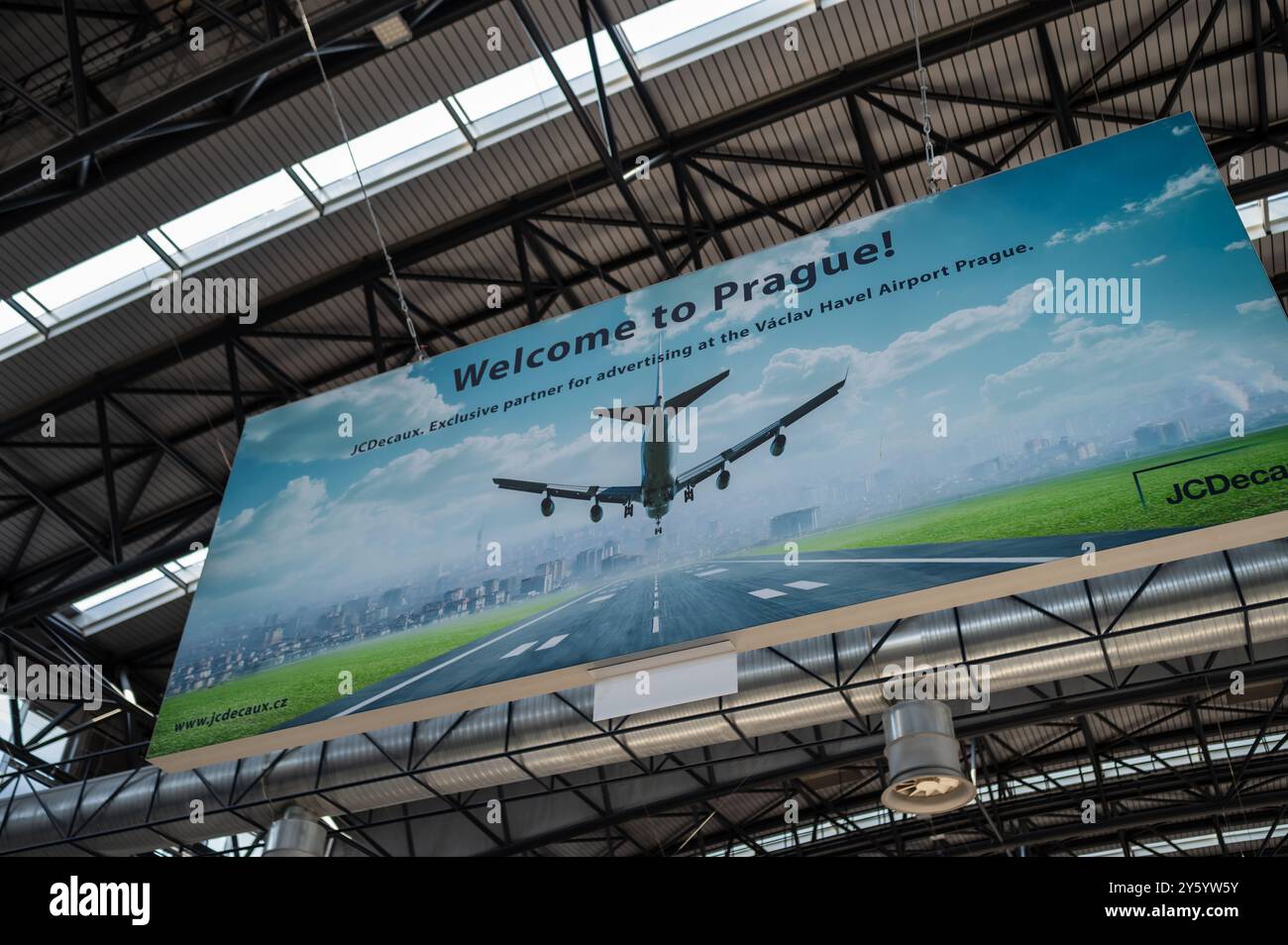 Cartello "Welcome to Prague" per la pubblicità di JCDecaux nell'aeroporto di Praga Foto Stock