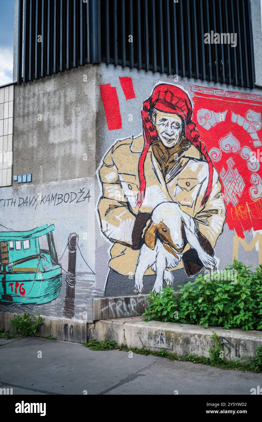 L'artista Toy Box ha decorato le pareti di Firenze con storie comiche sulla Cambogia e l'insegnante cambogiano Tith Davy, Praga Foto Stock