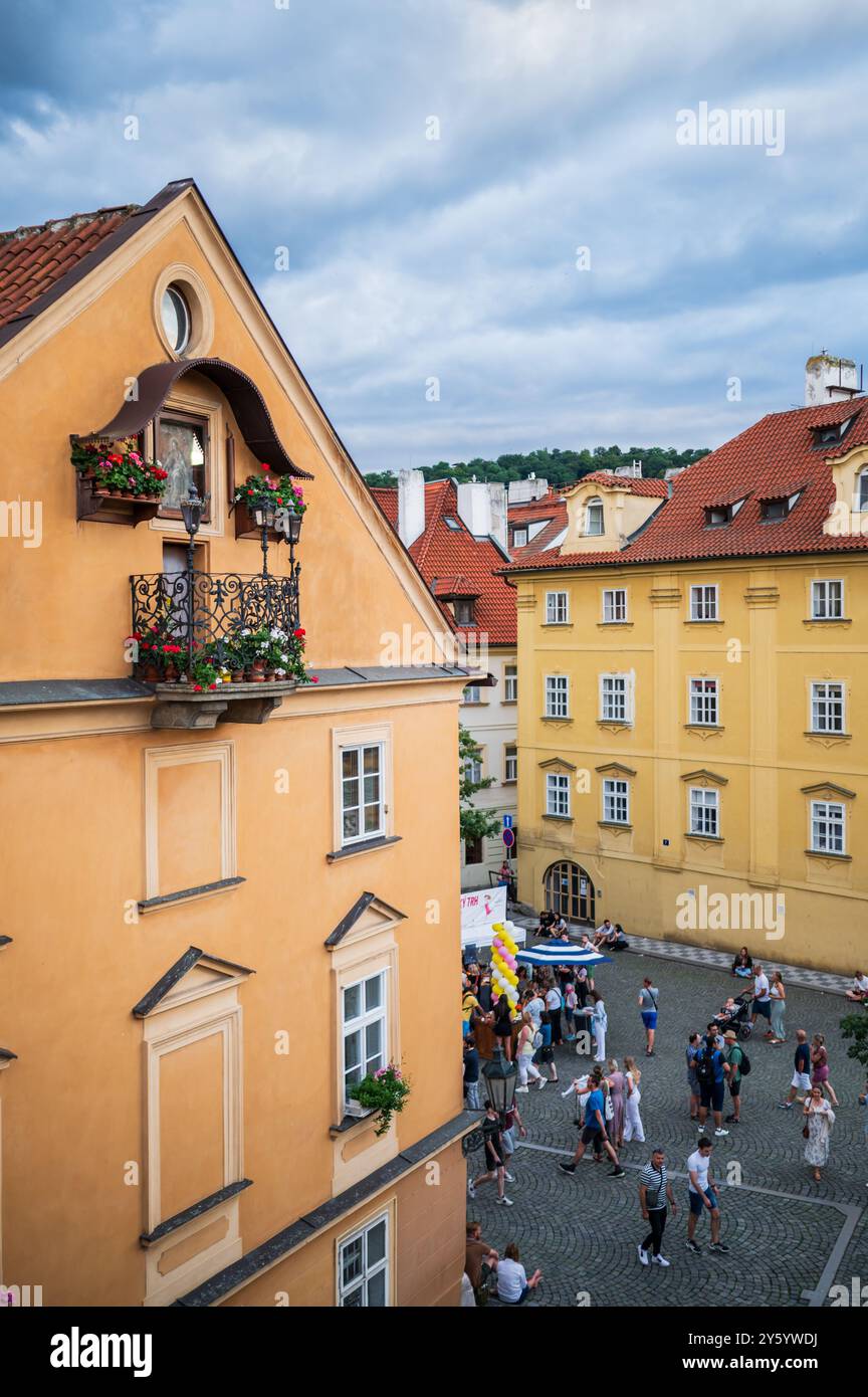 Popolare balcone rinascimentale con fiori e un'immagine della Vergine Maria di Praga Foto Stock