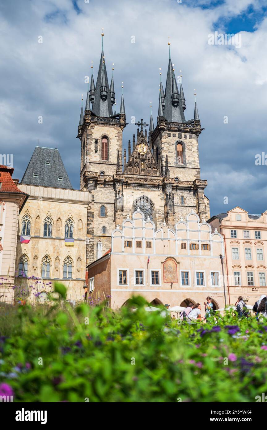 Chiesa di Tyn (Týnský chrám) in Piazza della città Vecchia (Staroměstské náměstí) a Praga Foto Stock