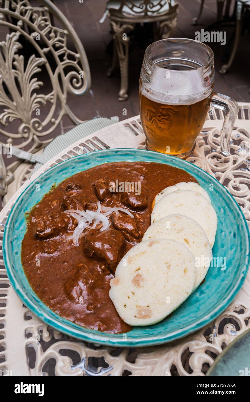 Gulasch di manzo al ristorante U Laury di Praga Foto Stock