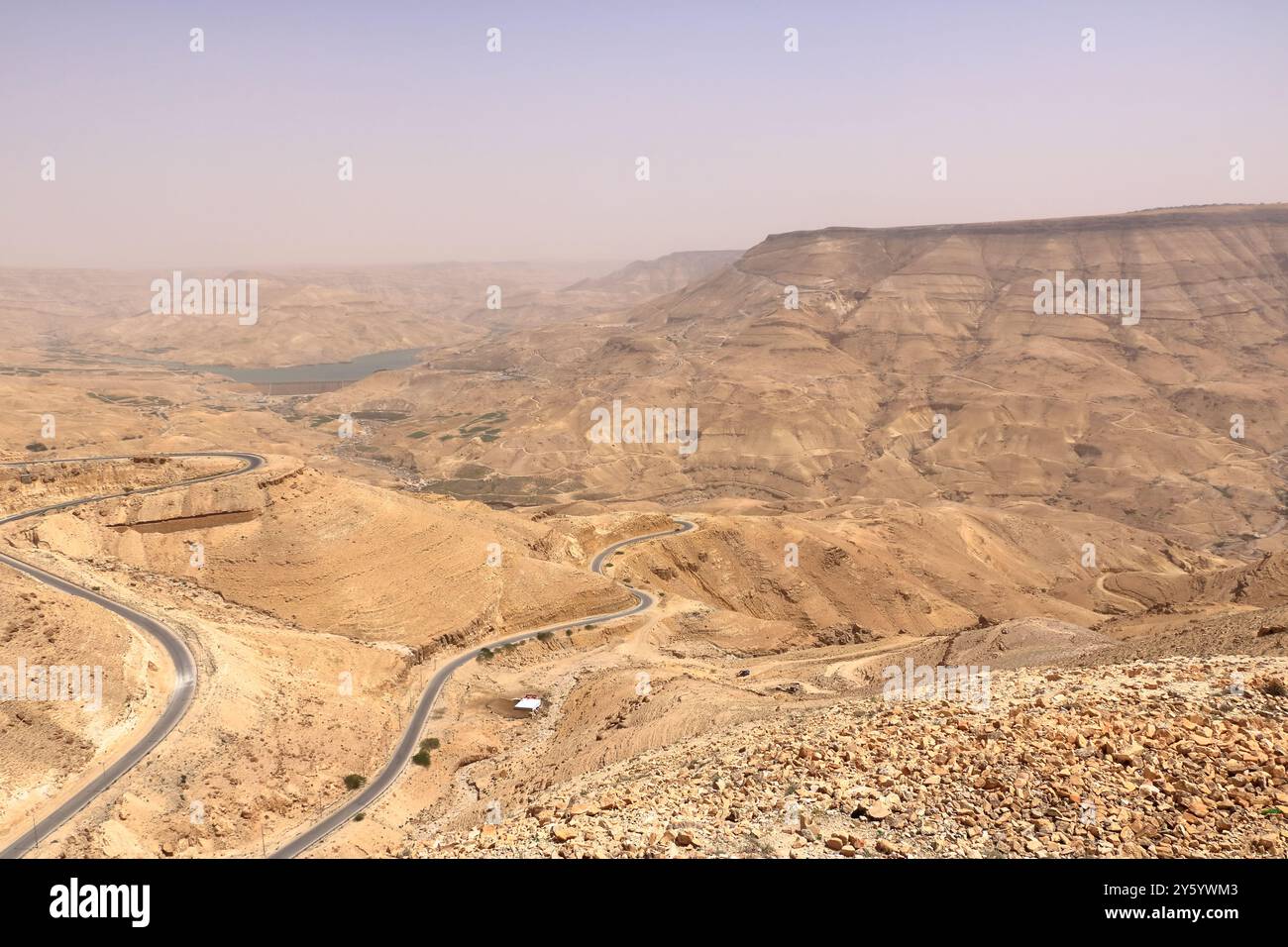 Punto panoramico sull'autostrada 35 in Giordania: La diga di Mujib Moujib sul fiume Wadi Mujib, tra le città di Madaba e Kerak Foto Stock