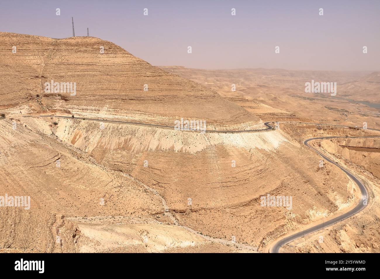 Punto panoramico sull'autostrada 35 in Giordania: La diga di Mujib Moujib sul fiume Wadi Mujib, tra le città di Madaba e Kerak Foto Stock