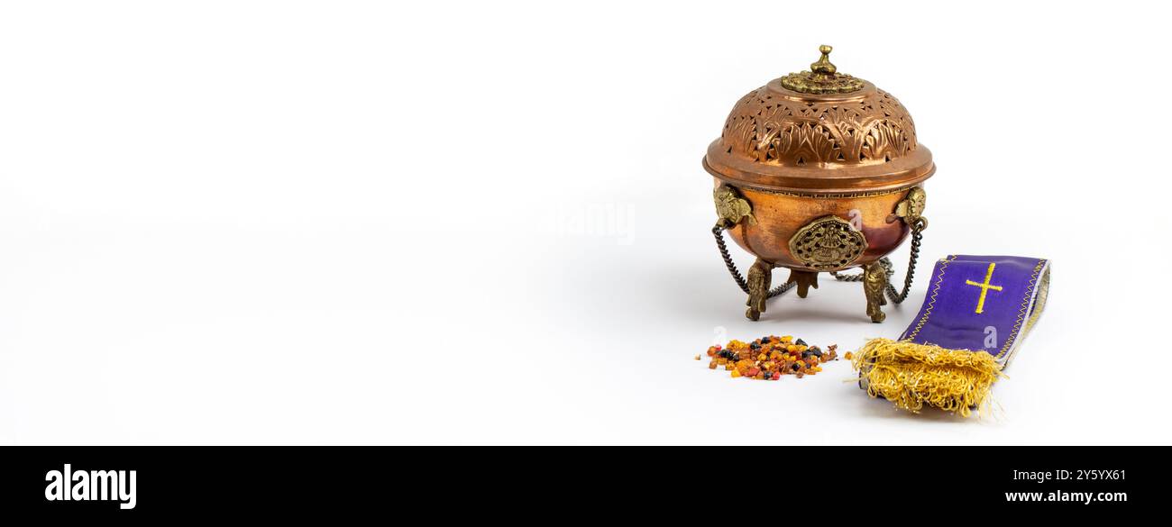 Viola rubata, incenso bruciatore, ottone antico incenso bruciatore, grani di incenso Foto Stock