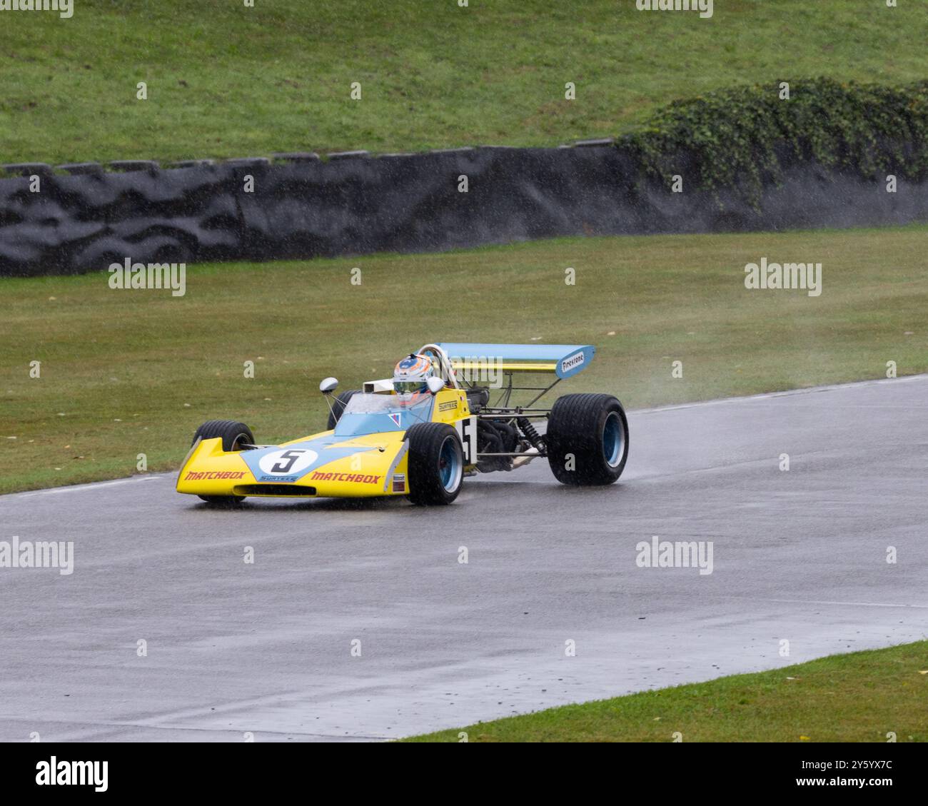 1972 Hart Surtees Ford TS10/2 sotto la pioggia al Goodwood Revival del 2024 Foto Stock