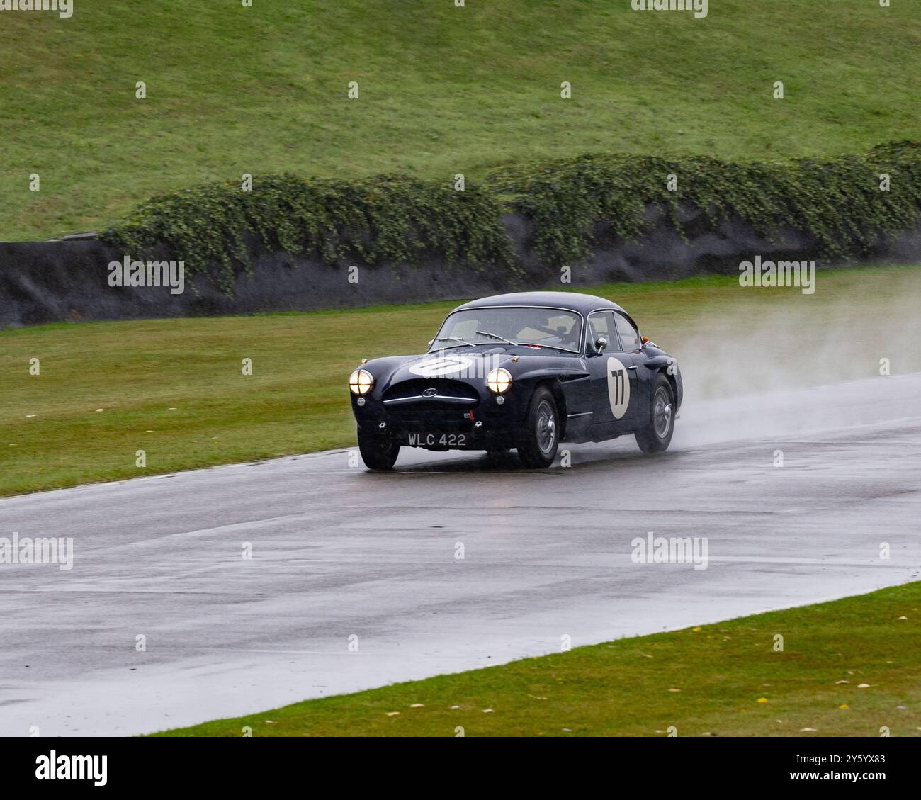 1959 Jensen 541R, auto sportiva a 4 posti, registrazione WLC422 in caso di pioggia e spruzzi al Goodwood Revival del 2024 Foto Stock