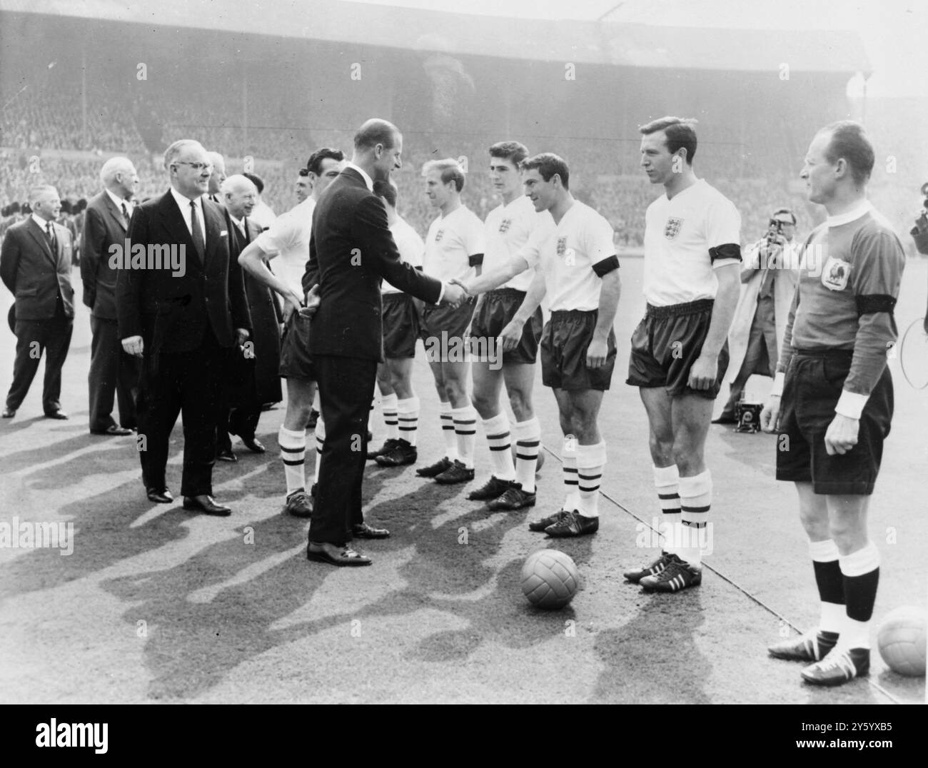 PRINCE PHILLIP CON I CALCIATORI INGLESI / 15 APRILE 1961 Foto Stock