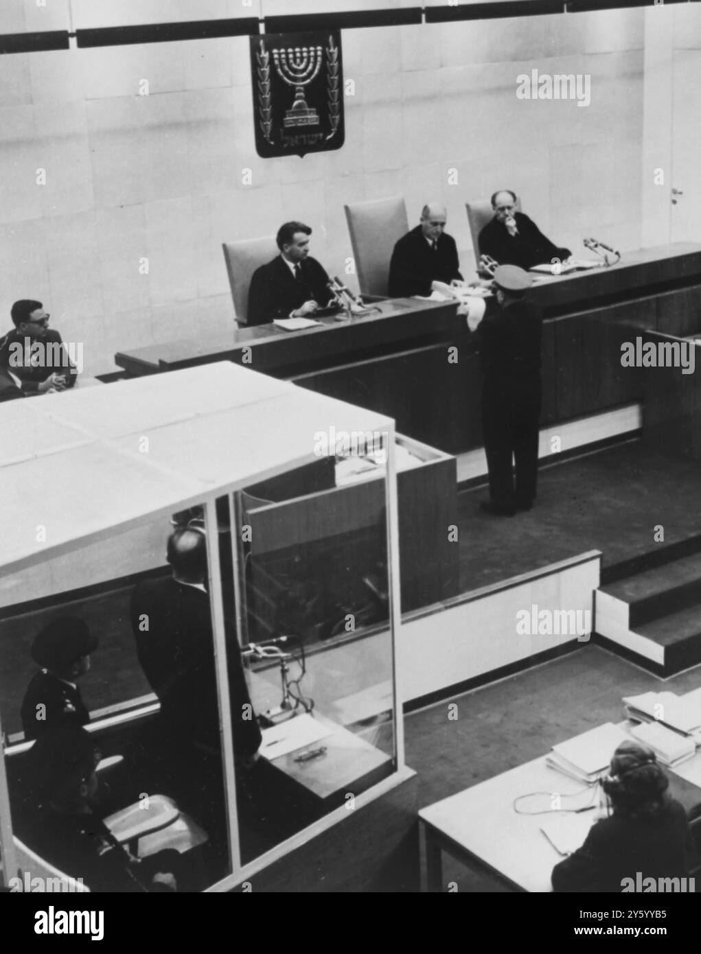 MOSHE LANDAU CON RAVEH HELEVI GUARDANO ALLA MOSTRA N. 1 DURANTE IL PROCESSO EICHMANN A GERUSALEMME/ 11 APRILE 1961 Foto Stock