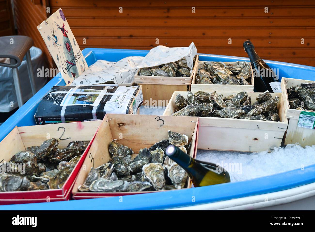 Ostriche e champagne in vendita presso un mercatino di Natale a Port Hercule, durante le vacanze invernali, Monte Carlo, Principato di Monaco Foto Stock