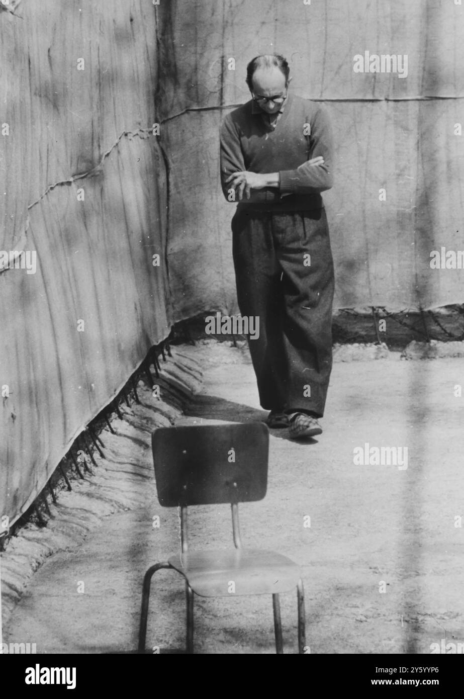 LAW & ORDER ADOLF EICHMANN ASPETTA IL PROCESSO A GERUSALEMME TESTA GIÙ LE BRACCIA TIRATA FUORI PORTA PERIODO PRIGIONE 6 APRILE 1961 Foto Stock