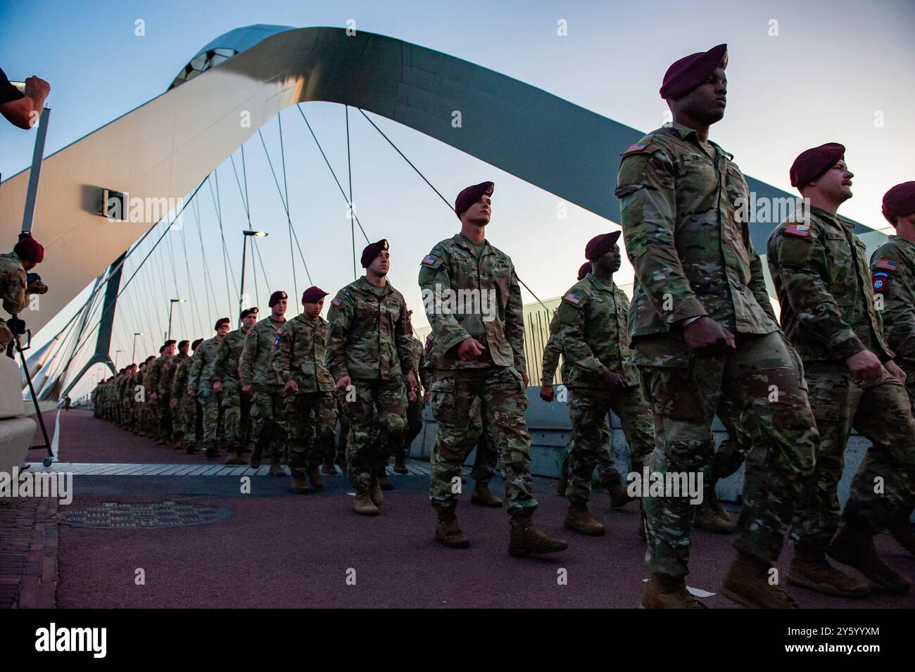 Nijmegen, Paesi Bassi. 21 settembre 2024. I soldati americani marciano lungo il ponte. Quest'anno, 80 anni dopo l'operazione Market Garden, durante la marcia del tramonto, che si tiene dal 2014, come tributo ai soldati alleati che hanno combattuto per la libertà dei Paesi Bassi. La marcia fece attraversare il ponte di Oversteek per onorare gli eroi della seconda guerra mondiale. (Foto di Ana Fernandez/SOPA Images/Sipa USA) credito: SIPA USA/Alamy Live News Foto Stock