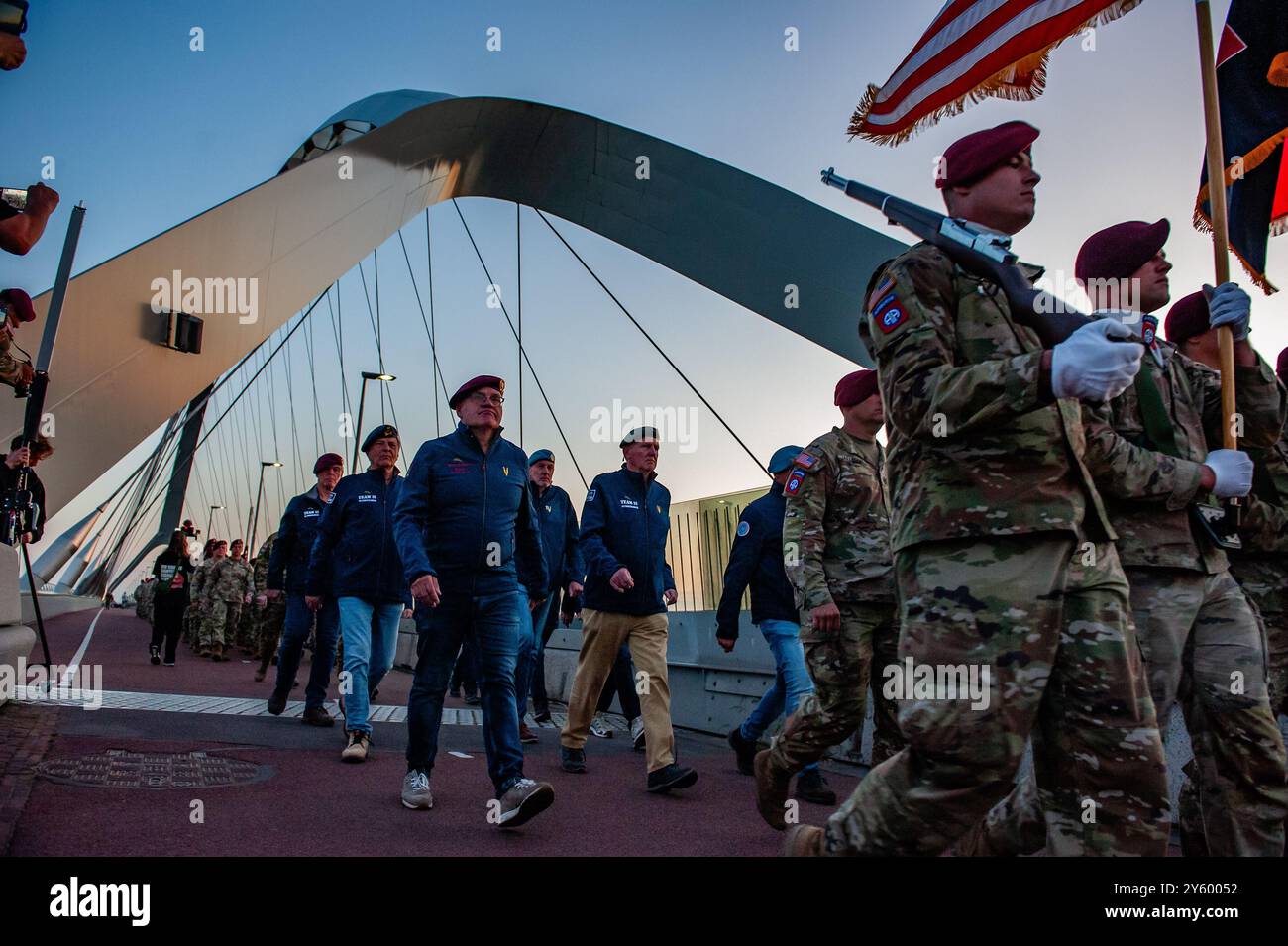 Nijmegen, Paesi Bassi. 21 settembre 2024. Soldati e veterani americani marciano in silenzio alla marcia al tramonto. Quest'anno, 80 anni dopo l'operazione Market Garden, durante la marcia del tramonto, che si tiene dal 2014, come tributo ai soldati alleati che hanno combattuto per la libertà dei Paesi Bassi. La marcia fece attraversare il ponte di Oversteek per onorare gli eroi della seconda guerra mondiale. (Foto di Ana Fernandez/SOPA Images/Sipa USA) credito: SIPA USA/Alamy Live News Foto Stock
