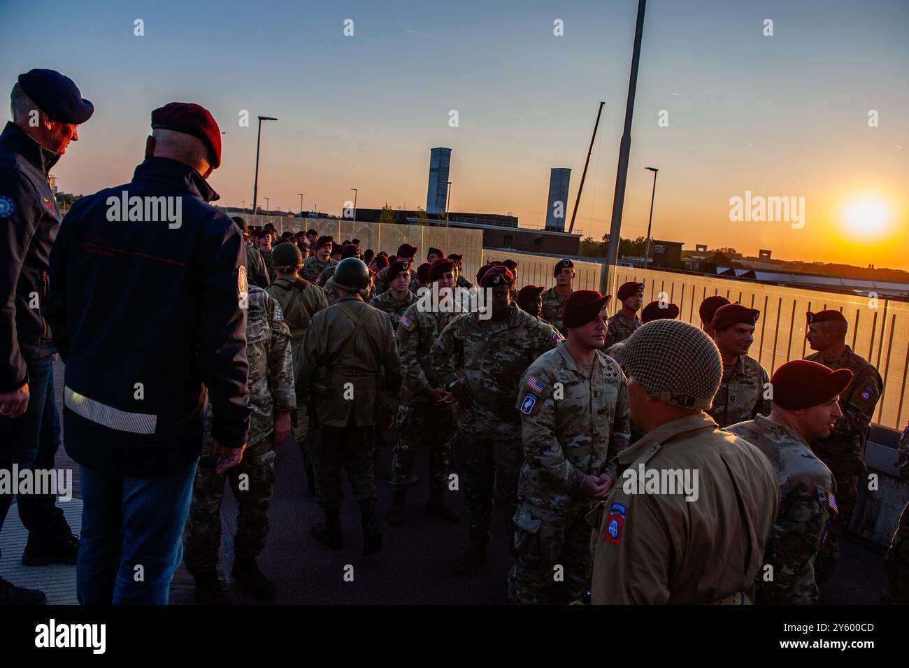 Nijmegen, Paesi Bassi. 21 settembre 2024. Un veterano dà ordini ai soldati alla marcia al tramonto. Quest'anno, 80 anni dopo l'operazione Market Garden, durante la marcia del tramonto, che si tiene dal 2014, come tributo ai soldati alleati che hanno combattuto per la libertà dei Paesi Bassi. La marcia fece attraversare il ponte di Oversteek per onorare gli eroi della seconda guerra mondiale. (Foto di Ana Fernandez/SOPA Images/Sipa USA) credito: SIPA USA/Alamy Live News Foto Stock