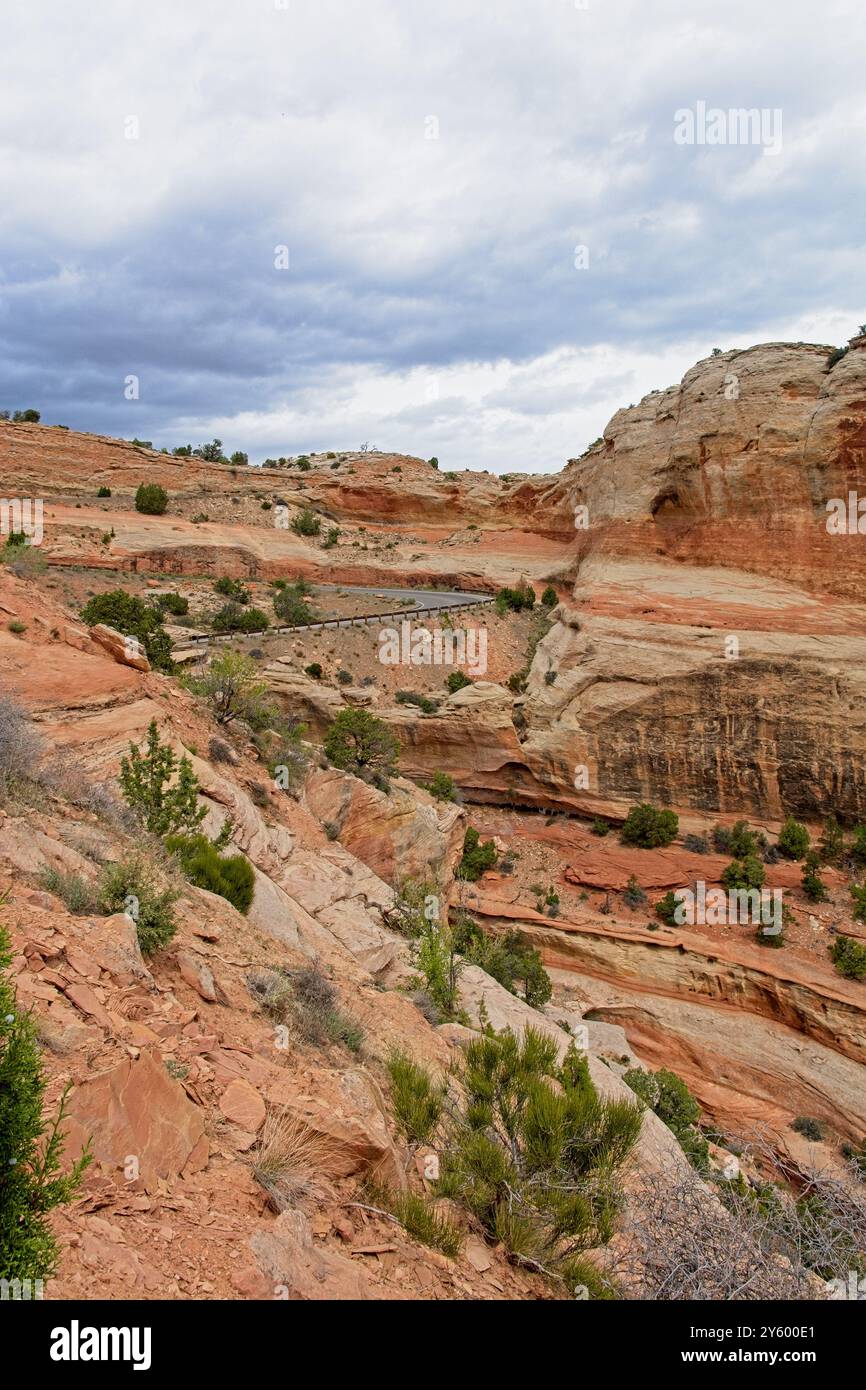 La Monument Road sale verso l'alto attraverso formazioni di arenaria fino al margine del canyon del Colorado National Monument Foto Stock