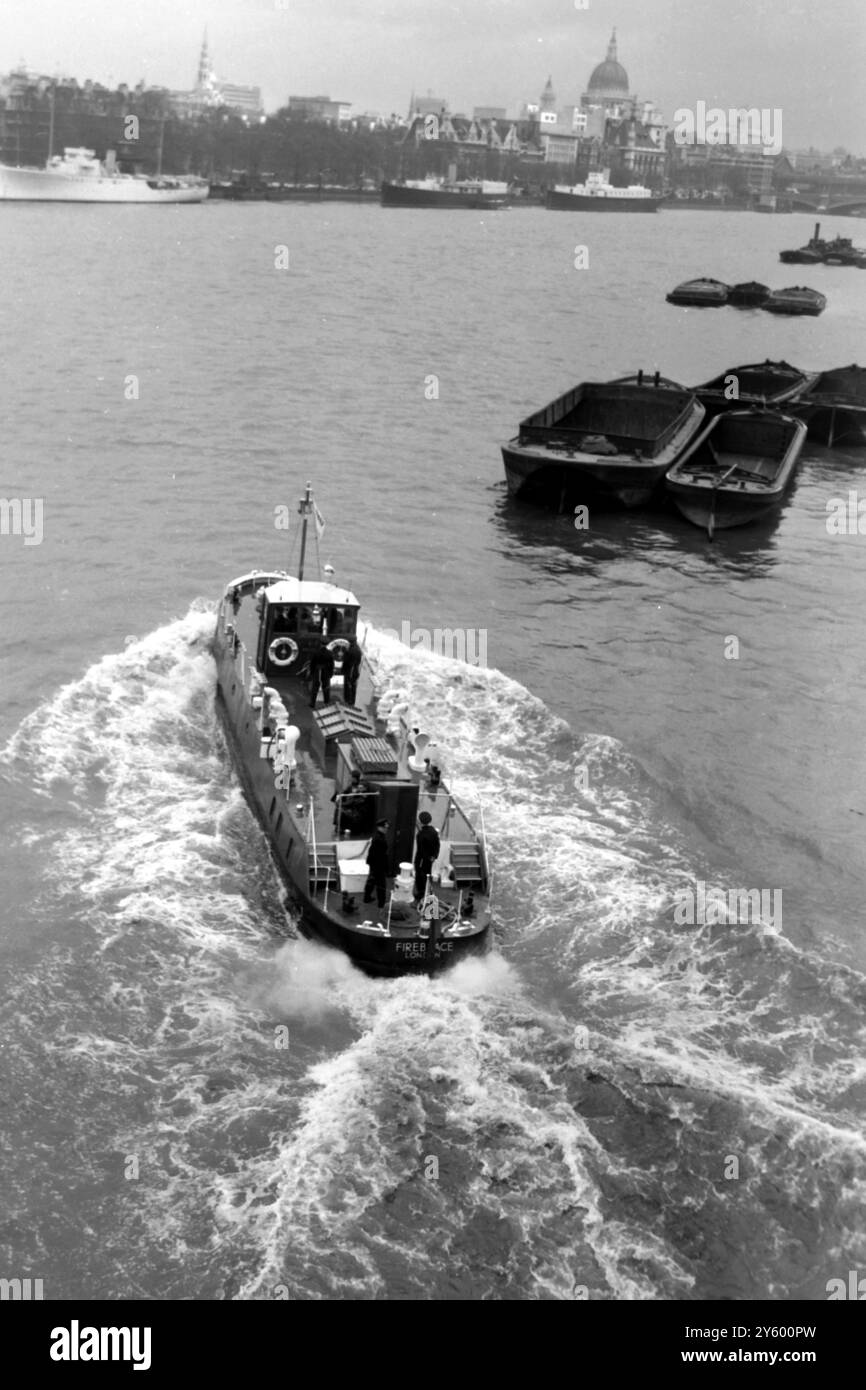 BATTELLI FUOCO GALLEGGIANTE FIUME TAMIGI 30 MARZO 1961 Foto Stock