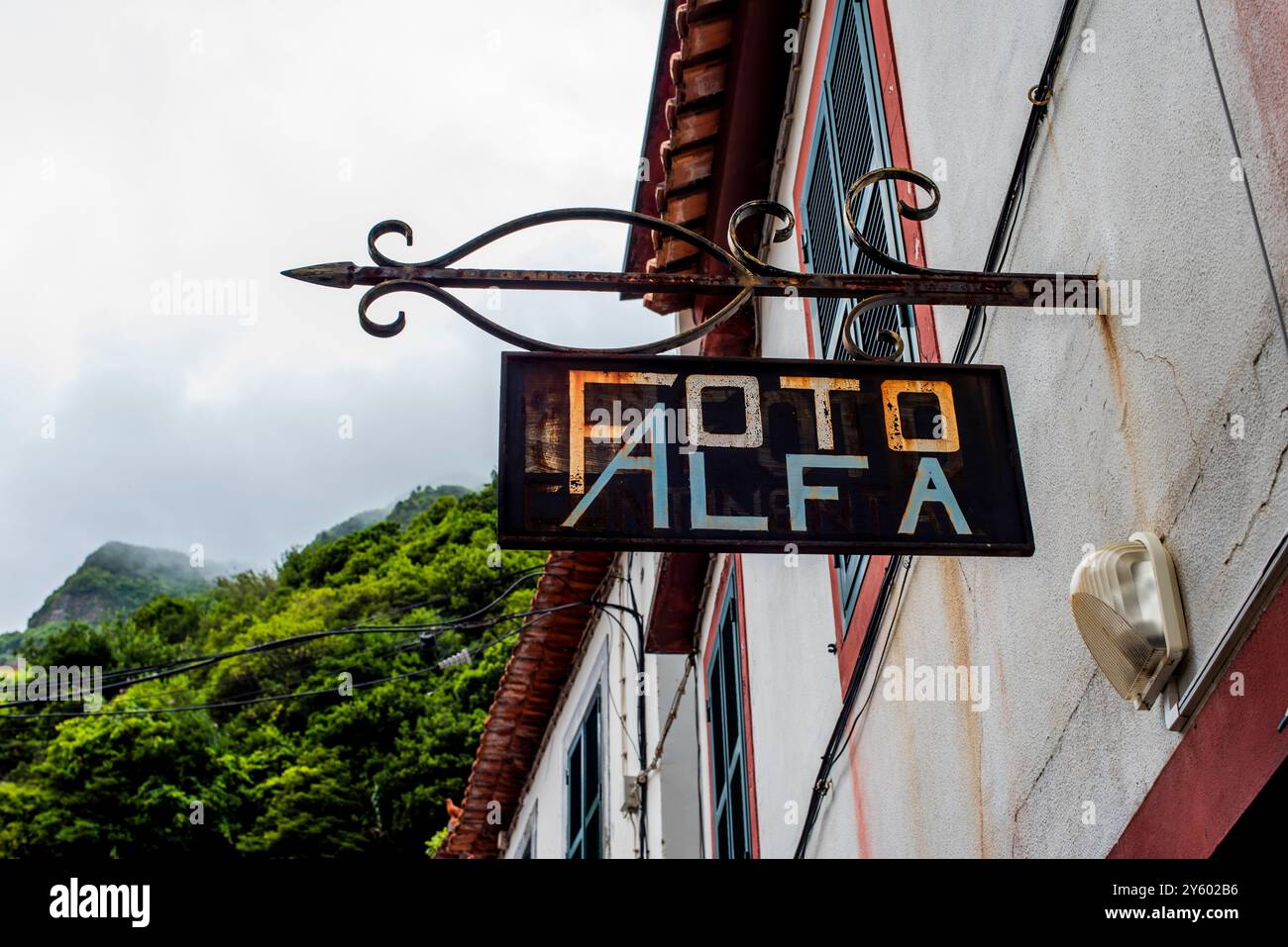 vecchio cartello con le montagne sullo sfondo Foto Stock
