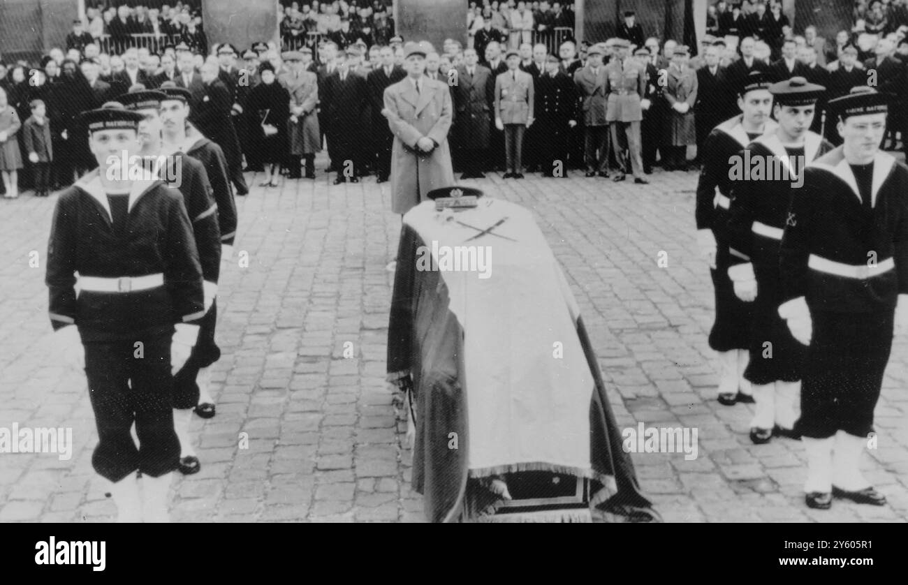 IL PRESIDENTE FRANCESE CHARLES DE GAULLE AI FUNERALI DELL'AMMIRAGLIO FRANCESE PHILIPPE AUBOYNEAU, 25 FEBBRAIO 1961 Foto Stock