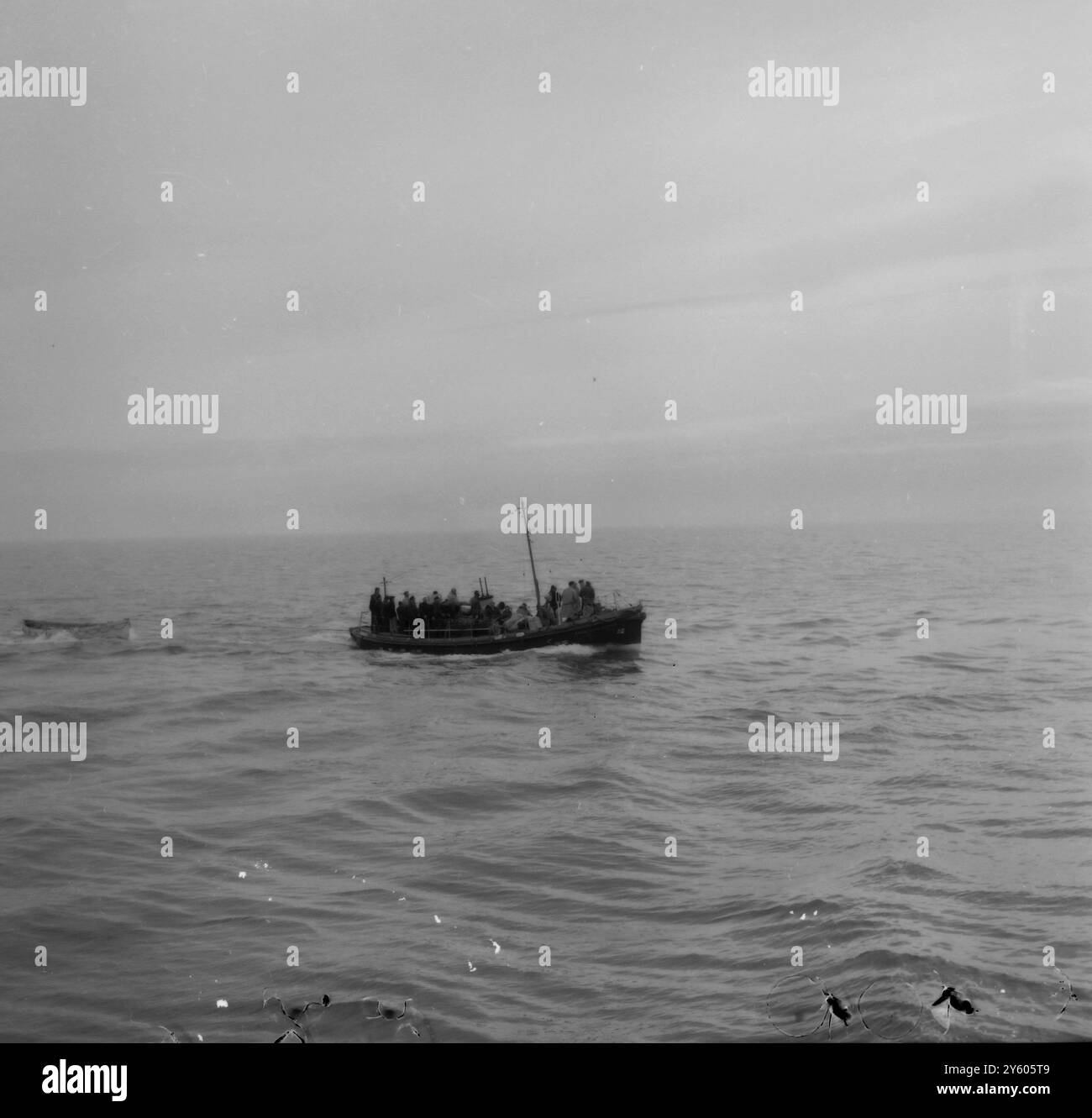 UOMINI SALVATI DALLA NAVE IN FIAMME IL 24 FEBBRAIO 1961 Foto Stock