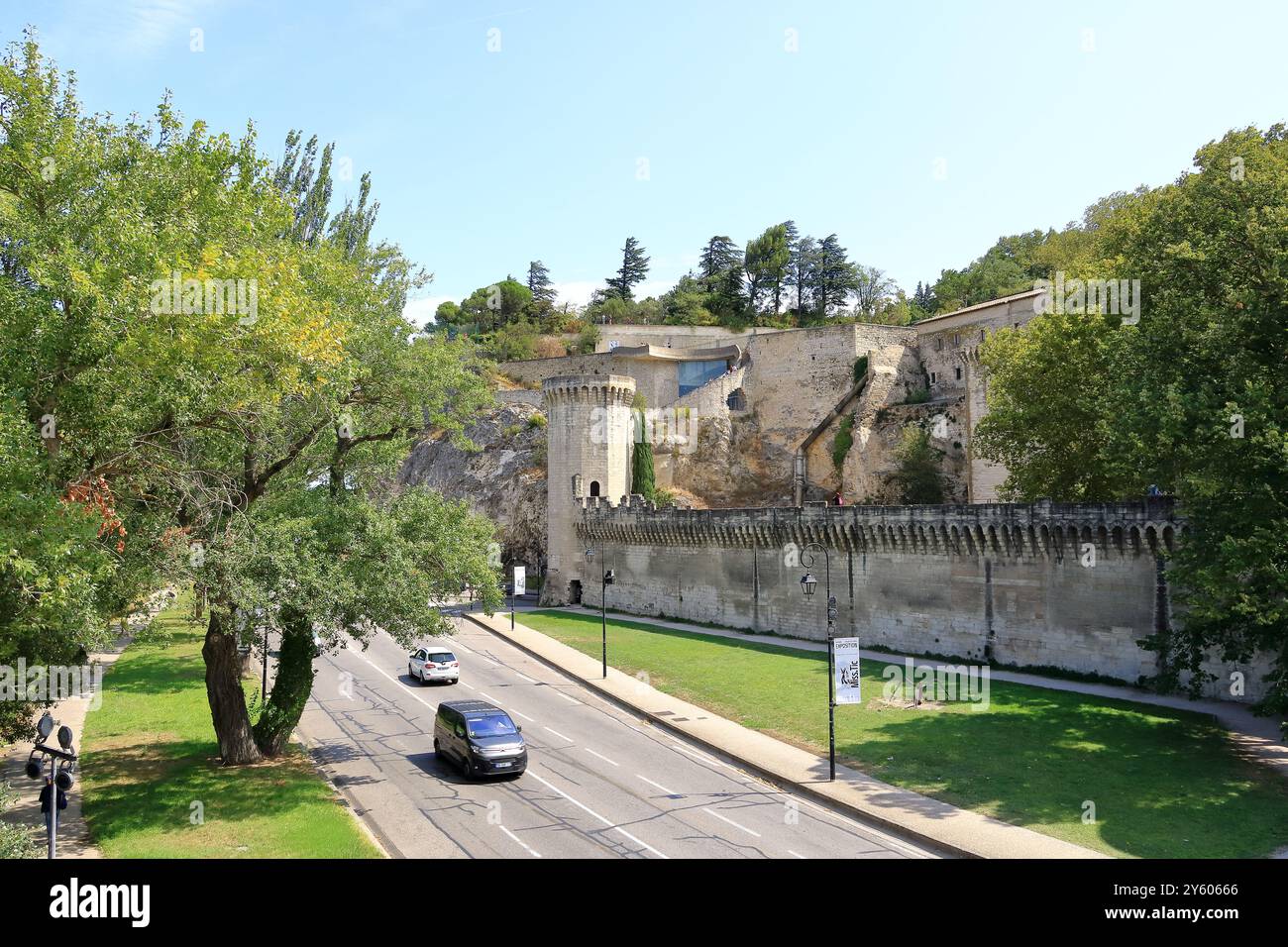 Avignone in Francia - agosto 25 2024: Punto panoramico Rocher des Doms (Dom Rock Park) con vista sul ponte Pont Saint-Benezet Foto Stock
